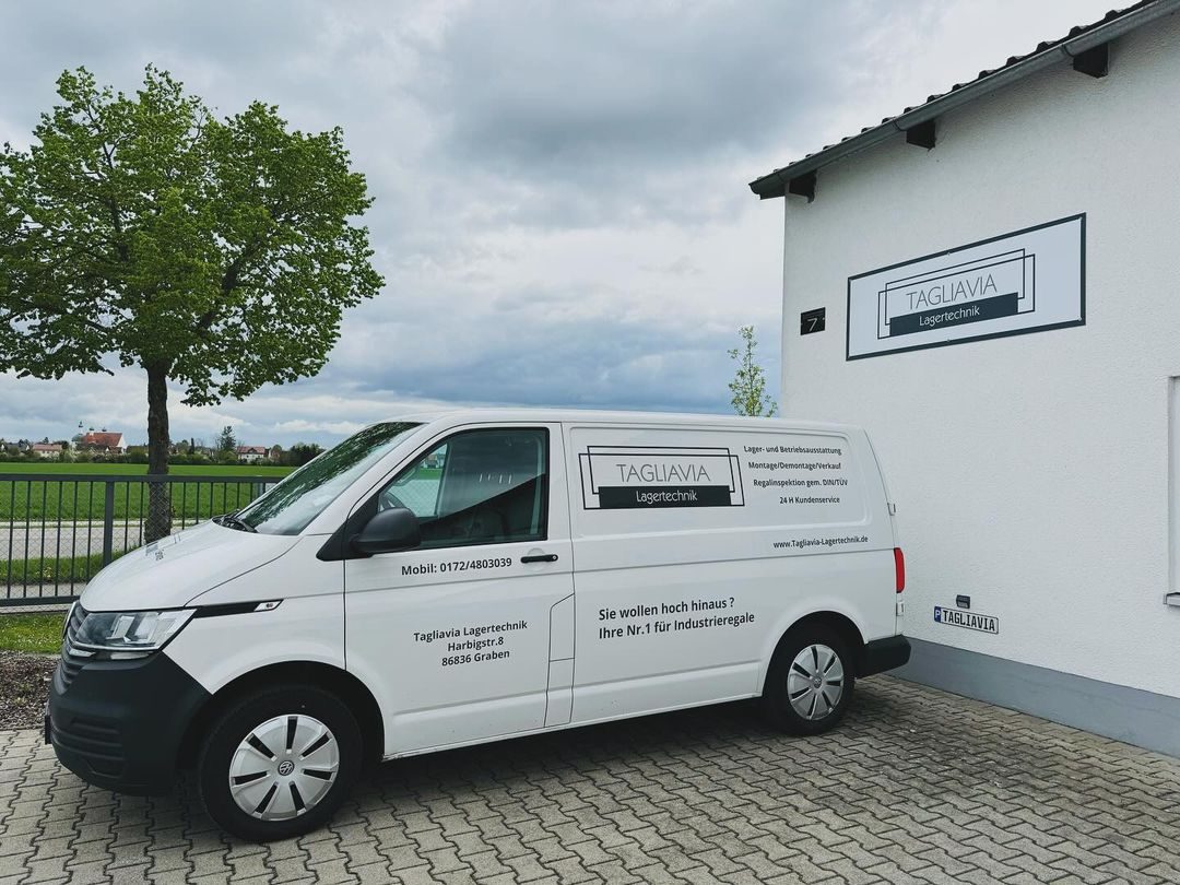 Tagliavia Servicefahrzeug vor dem Standort Hurlach